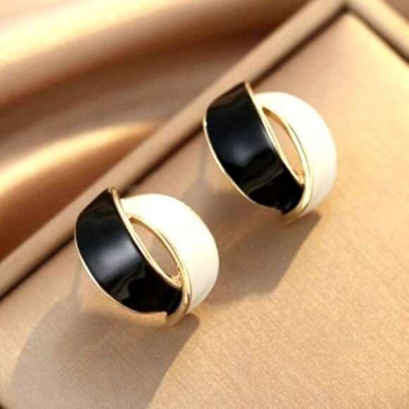Ashlyn Ellie Artiste Petal Earrings White and Deep Black on Gold Gift Packaged - Picture 8 of 8